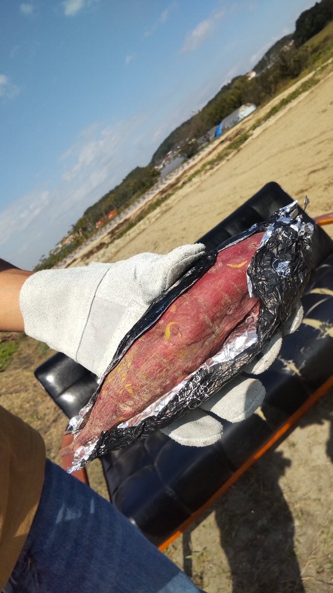 ChanFujitama's tweet photo. いい感じに焼き芋🍠🔥畑で焼き芋最高めす⬆

知多市近郊の方是非とも食べに来て下さーい🎵

#知多市#東海市#焼き芋 https://t.co/kSd73TkQeg