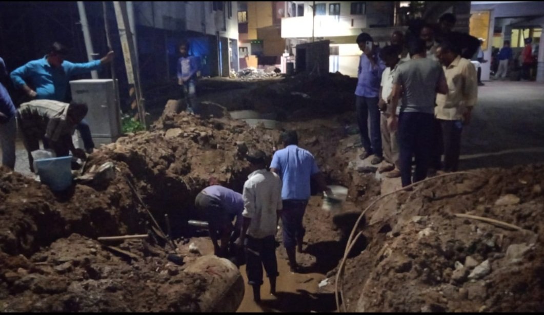 shaileshtaurus's tweet photo. #30-Oct : GHMC pipeline works STOPPED.
1) Unavailability of pipelines ?
2) Slow pace in completion &amp; No leveling of the roads. 
1000+ families commuting on this road has been disrupted.#SilverSpringsSufferings
@CommissionrGHMC @GHMCOnline @HMWSSBOnline @dcquthbullapur @KTRoffice https://t.co/ujU2rSlVoZ
