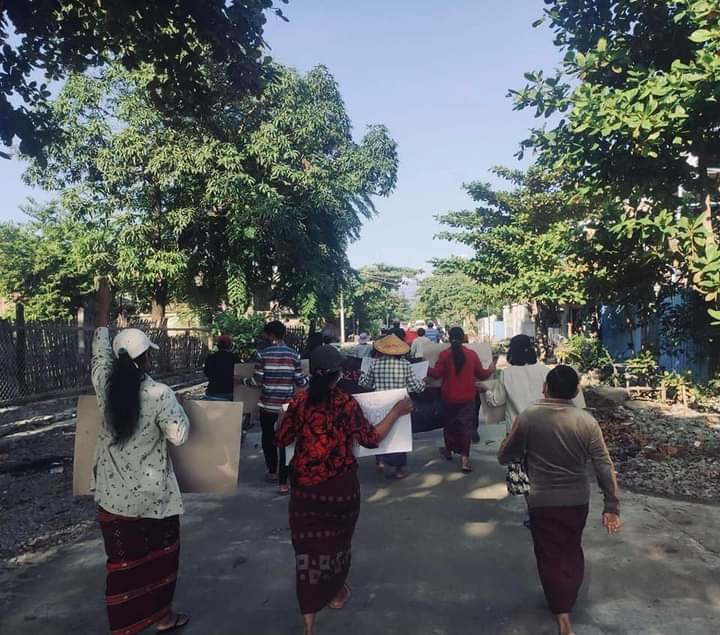 iam_azaleaaa's tweet photo. People from Kale protest this morning by shouting "Stay Strong Thantlang" as in encourage for the people of Thantlang, Chin State.

#WarCrimesOfJunta #Oct30Coup
#WhatsHappeningInMyanmar https://t.co/PtPCa1uLGj