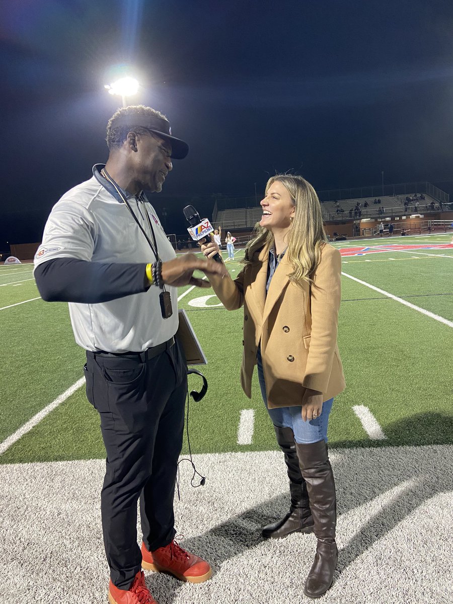 AZPreps365's tweet photo. .@sandecharles talking to Coach Brown @ half #AZPreps365 https://t.co/JOleS5ovVQ