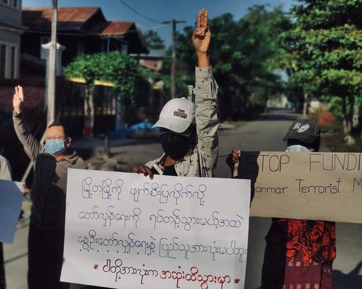 iam_azaleaaa's tweet photo. People from Kale protest this morning by shouting "Stay Strong Thantlang" as in encourage for the people of Thantlang, Chin State.

#WarCrimesOfJunta #Oct30Coup
#WhatsHappeningInMyanmar https://t.co/PtPCa1uLGj