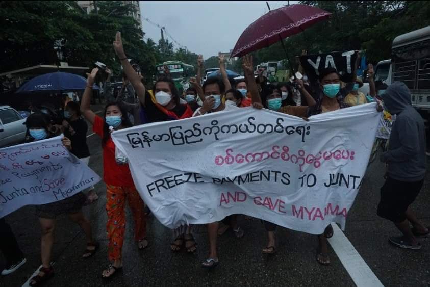 ChindwinPost's tweet photo. Pro-democracy on Saturday protest against the military regime in Yangon this morning in the rain, after the military set ablaze Chin state’s Thantlang town yesterday by artillery shells where more than 162 hourses were burned down. #WhatsHappeningInMyanmar https://t.co/eH4YWQHBbG