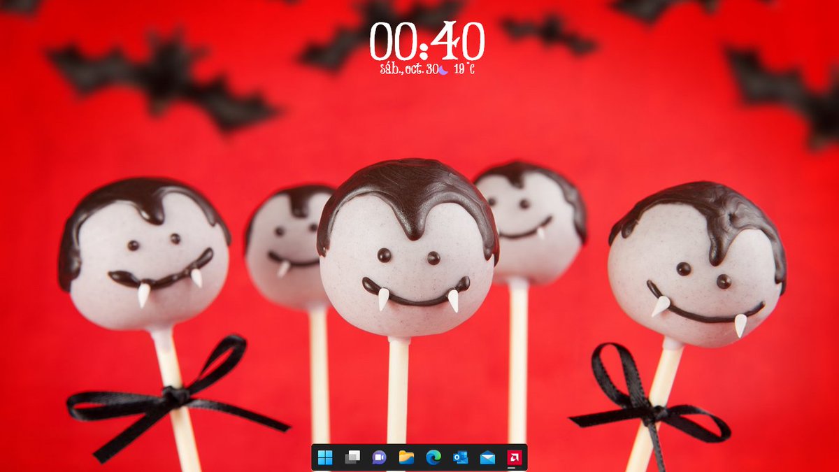 chuwy2k's tweet image. Show me your computer desktop, here is mine:
• @Microsoft @Windows 11 Home.
• @rainmeter  4.5.4: #SimpleClock skin.
• #Halloween Theme.
• #Font: Tricky Heart