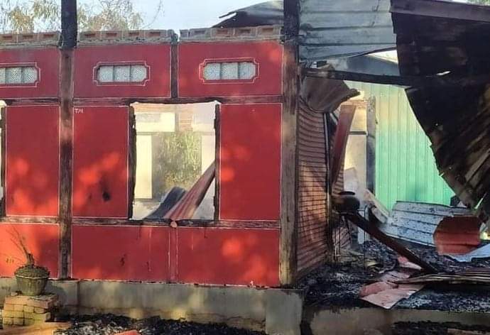 RvlBurma2's tweet photo. The National League for Democracy (NLD) office in Ingyin Myaing Ward, #Kyunhla Township, Sagaing Division was set on fire by 12 noon on Oct 29,here are some images of the fire that the junta &amp; Pyu Saw Htee, which destroyed almost the entire office.@hrw

#WhatsHappeningInMyanmar https://t.co/WJZUvShhRD