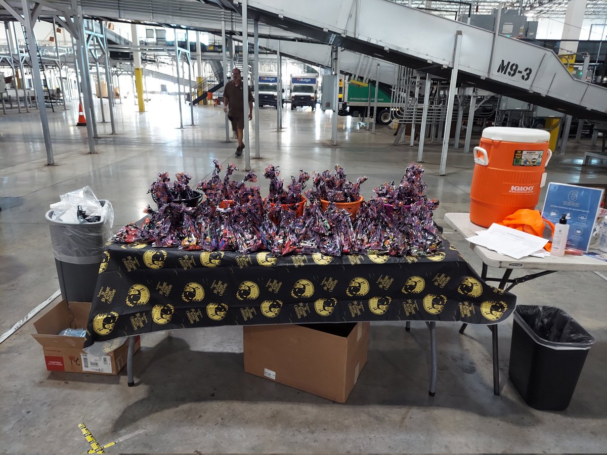 Tam_UPS's tweet photo. Employee appreciation goodie bags! Thank you all for all of your hard work! #HappyHalloween #UPS #JustinCenter #Haslet @smazza_northpkg @NilesShawna @LonestarCHSP https://t.co/pI2pUcwMkH