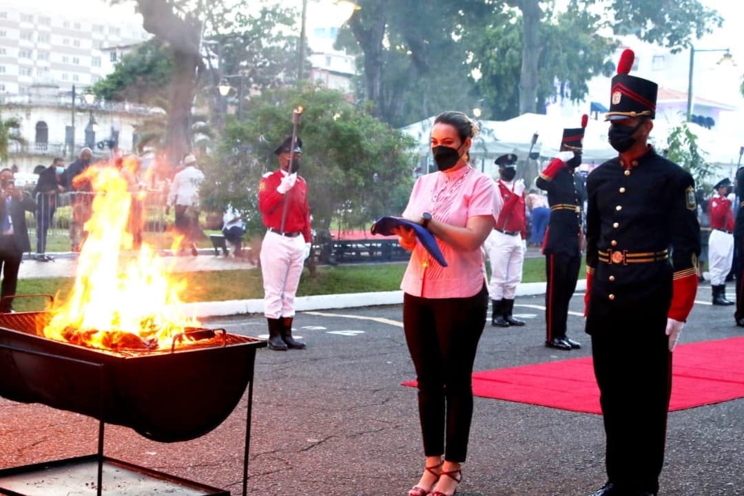 CindyMongeG's tweet photo. Acompañamos a @gobdepanama en la ceremonia de cremación de banderas en desuso, rindiendo honores al símbolo de esta tierra istmeña que nos infunde ese sentimiento de patria, lucha y amor. Así damos inicio a las fiestas patrias, mirando al emblema de todos!  #Panamá. https://t.co/SbE2xHbKmx