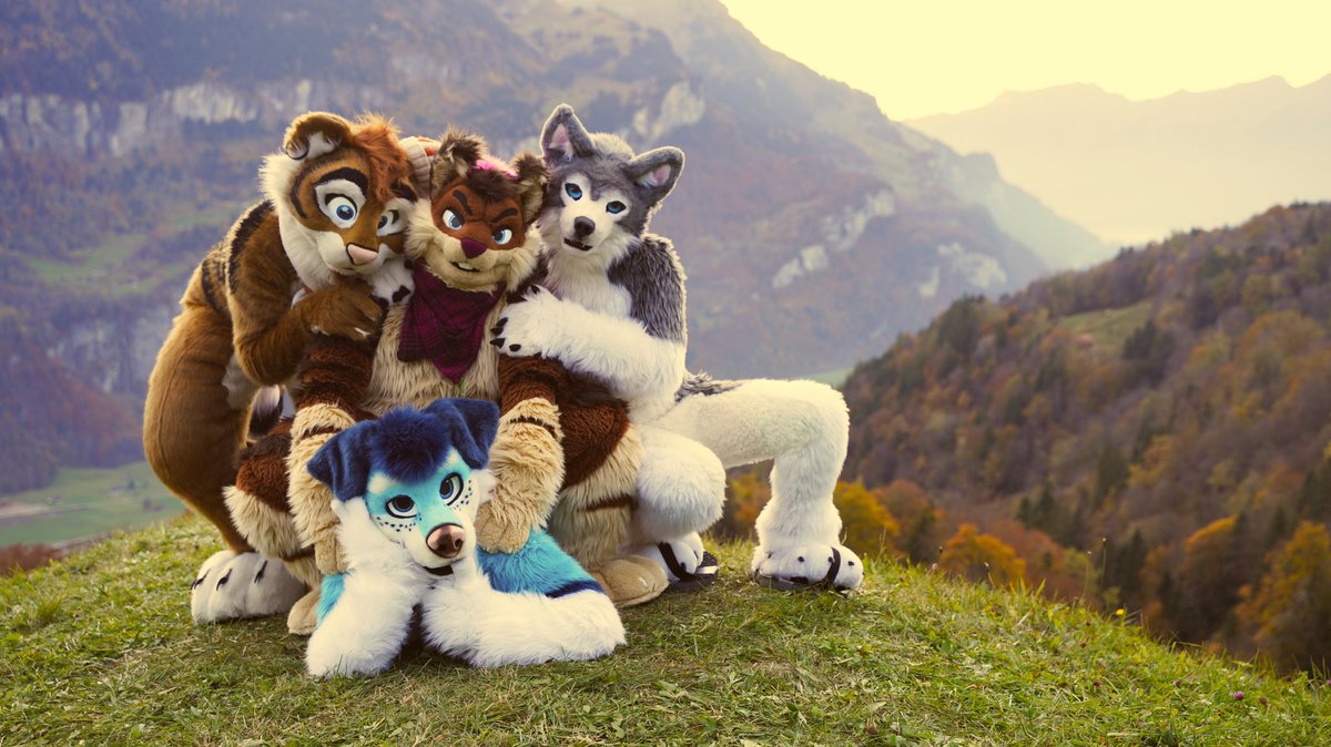 kian_barker's tweet photo. A spot of fur in that nice alpine region. 
Yes its @goldenleavescon!

📷: @lucarikeytar 
Starring: @JacktheWusky @thatpinkfuzz and a lovely tiger (do someone know that fuzz?)

#FursuitFriday #glc #goldenleavescon #alpine #fursuit #furry https://t.co/ROuf8xRFG1
