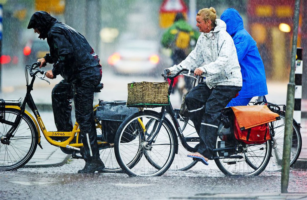 Kent u onze Scotchgard-behandeling? Uw kleding wordt voorzien van een vezelbeschermende, vuilafstotende en waterdichte beschermlaag. Scotchgard is wel een hele prettige reiniging met al die harde wind en regen van de laatste tijd! Ideaal voor alle soorten jassen. Fijn weekend