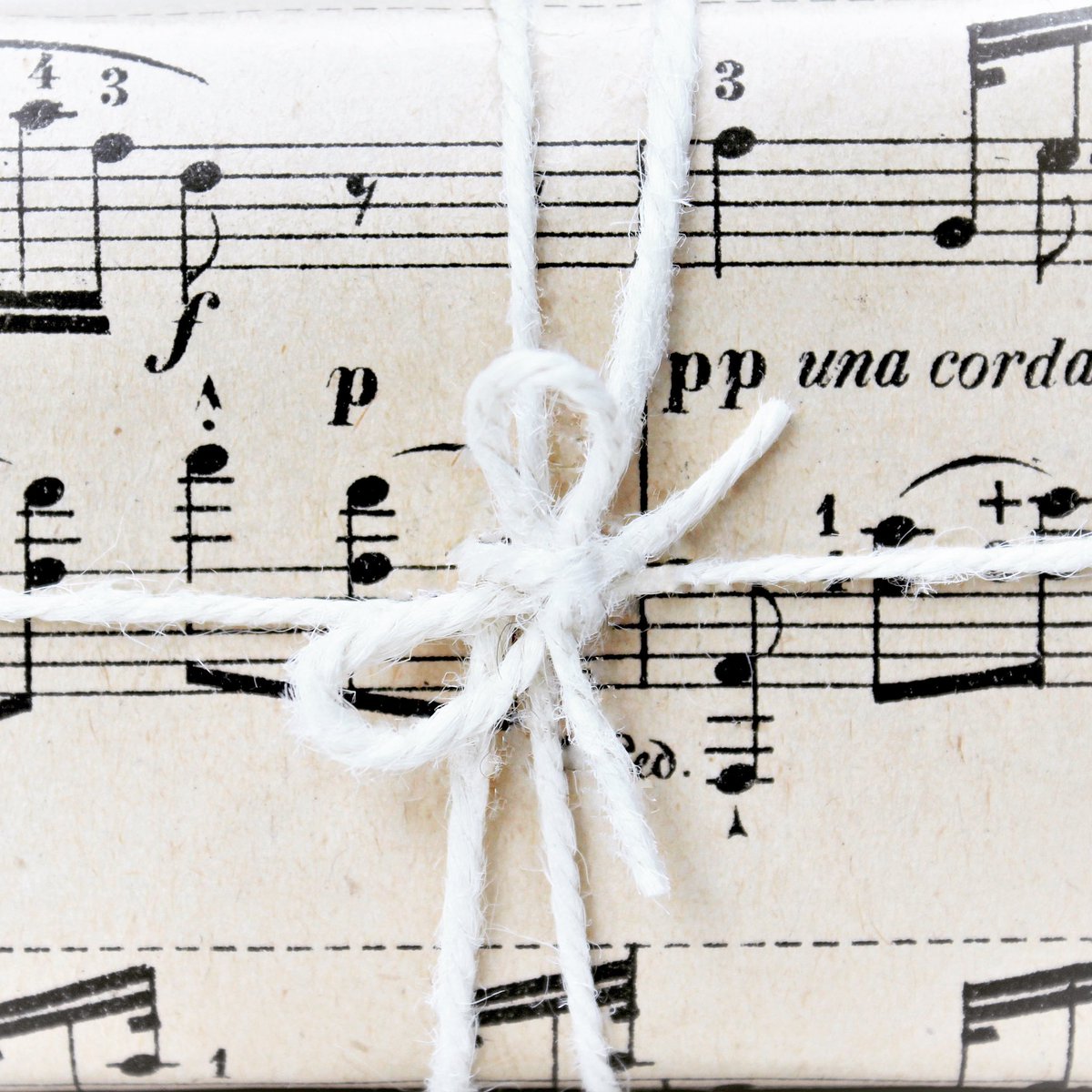 NWrapt's tweet photo. How about using jute twine for securing your gifts? 

It’s super sustainable and comes in loads of colours.🌈

Ivory here ...in case you fancy a sustainable version of cotton string....🌿

#jute #twine #plasticfreewrapping #giftideas #UKGiftAM #UKGiftHour https://t.co/gWtVmt1oAo
