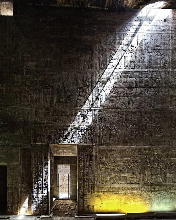 HdAnchiano's tweet photo. 🏛️ Espectacular pared en el Templo de Horus en Edfu (#Egipto) #arqueología #historia 
[📸/Source: Gabriel Batistini / https://t.co/XAXMotTeU6] https://t.co/ahhaJjxT7C