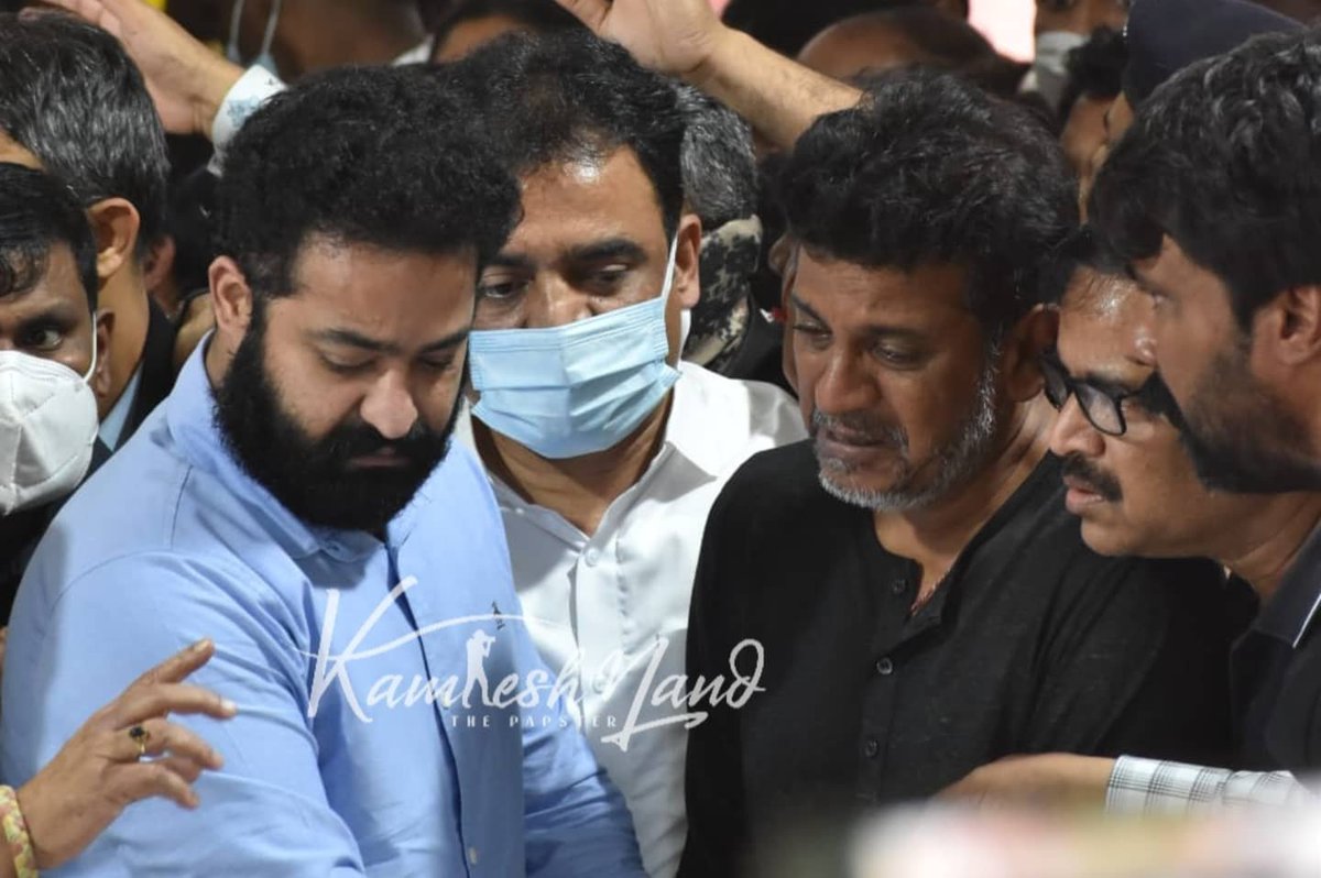 repeeatuu's tweet photo. #JrNTR at Banglore to pay last respects to #PuneethRajkumar #RIPPunneethRajkumar #Appu #AppuRIP https://t.co/YHMAk6WiYw