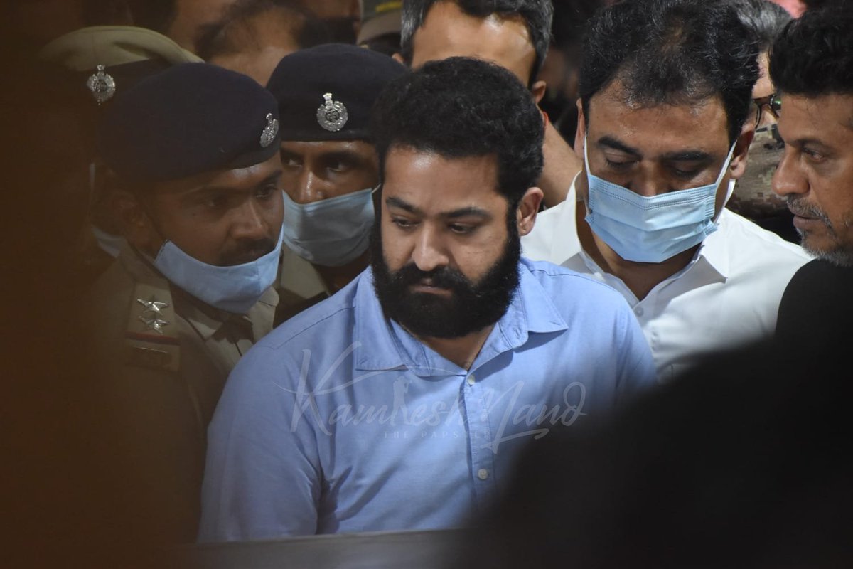 repeeatuu's tweet photo. #JrNTR at Banglore to pay last respects to #PuneethRajkumar #RIPPunneethRajkumar #Appu #AppuRIP https://t.co/YHMAk6WiYw