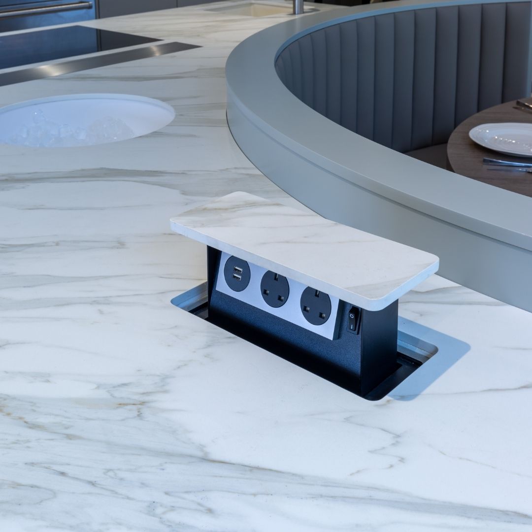 ArtHouse13's tweet image. An @thesbox pop up socket is a beautiful &amp;amp; discreet piece of technology to ensure that you  have power on your island. Paired with precise veinmatching worktop details from @granite.house
#invisiblesocket #sbox #popupsocket #innovation #kitchendesign #kitchenisland #siematic