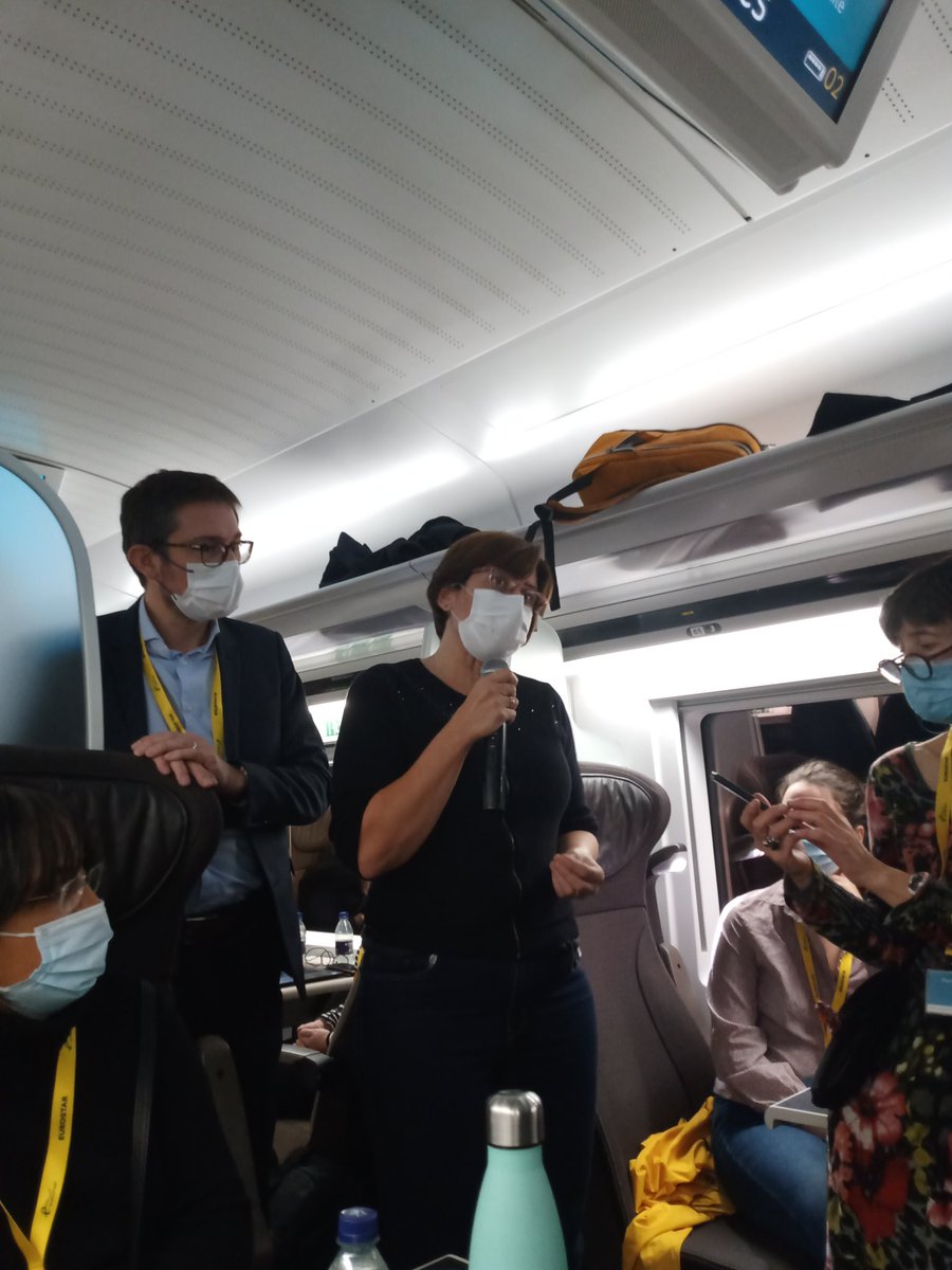 Dans le train pour la #COP26 avec @valmasdel, qui rappelle que nous sommes entrés dans une période de rupture par rapport aux anciennes variations climatiques.