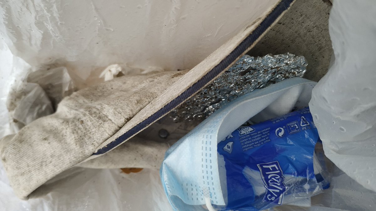 Maco oi el <a href="/montseny/">Parc Natural i Reserva de la Biosfera del Montseny</a>? 
Doncs això és el que li fem quan anem a gaudir-ho. 
Quants anys porta aquesta anella al bosc?
#Basuraleza
#Litter