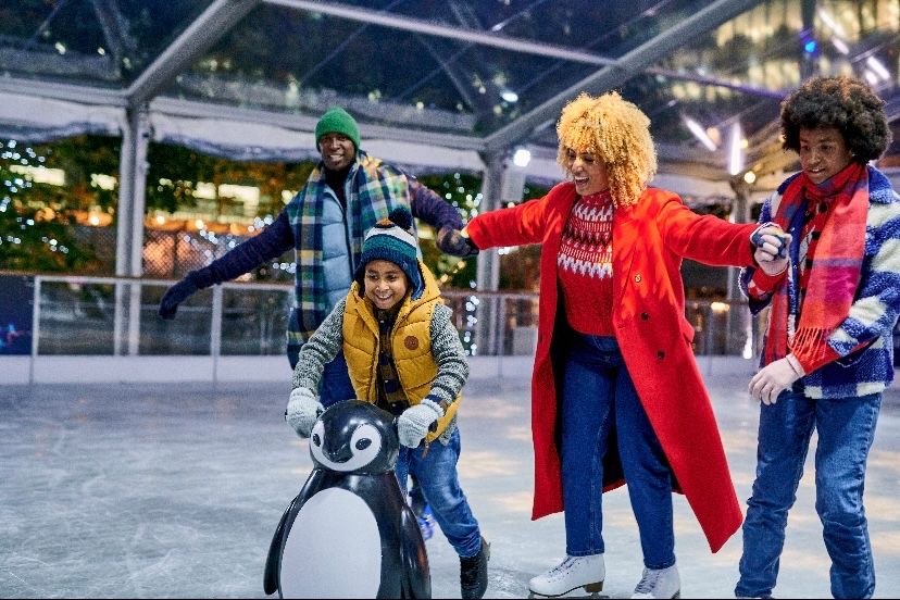 Skate amongst the twinkling lights at Ice Rink Canary Wharf. Our rink is the perfect venue for families on a rainy day! Book your tickets now, link in bio

 #icerinkcanarywharf #iceskatelondon #iceskating #londonskate #familydayout #canarywharf 

📸 Photo credit David Hares