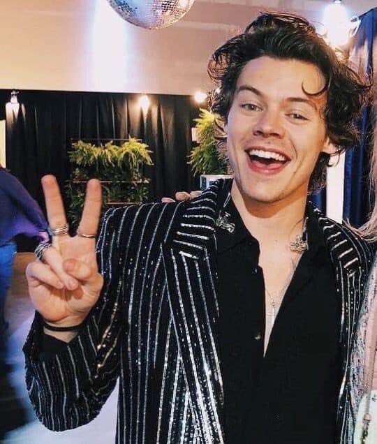 thepretty_gir's tweet photo. Hilo de Fotos de Harry Styles, haciendo esta pose✌🏻, tan lindo https://t.co/V7yJp8SdFO