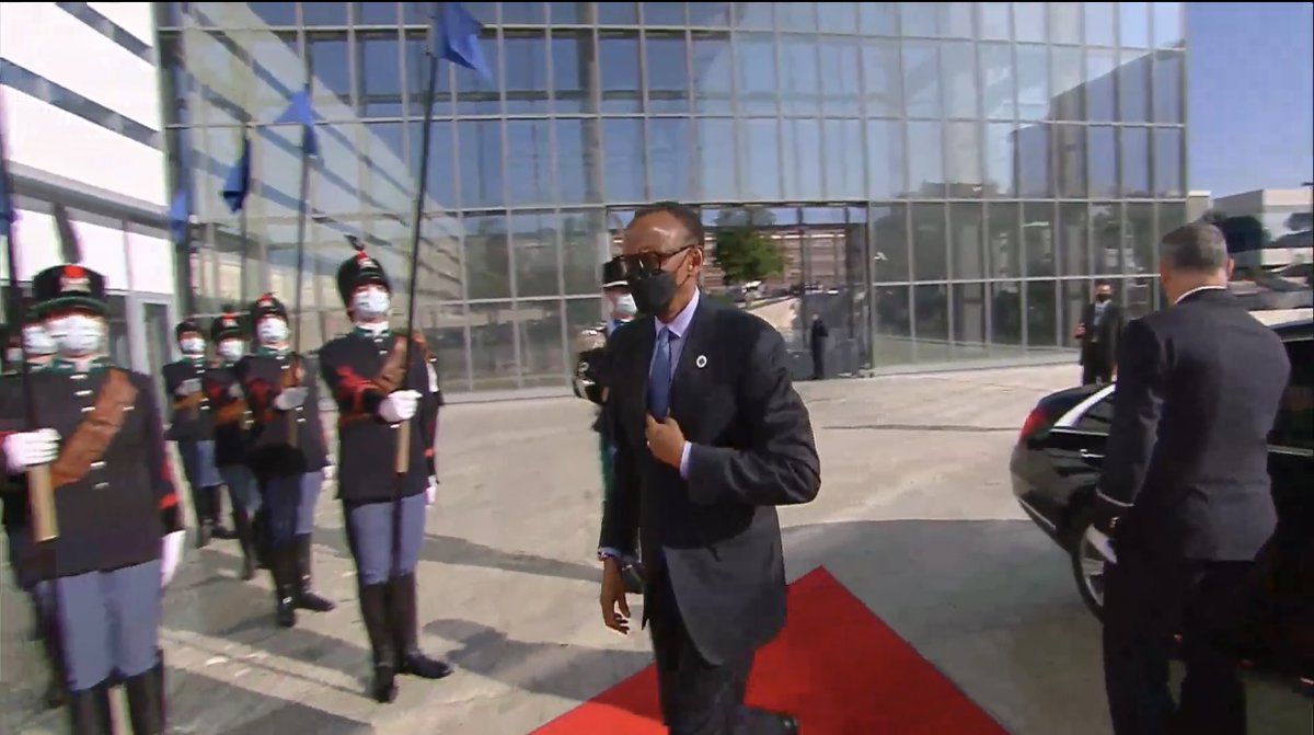 IGIHE's tweet photo. AMAFOTO: Perezida Kagame yageze ahagiye kubera inama y’Abakuru b’Ibihugu na za Guverinoma bahuriye muri G20. Yakiriwe na Minisitiri w’Intebe w’u Butaliyani, Mario Draghi. https://t.co/kGPtxtNeSp