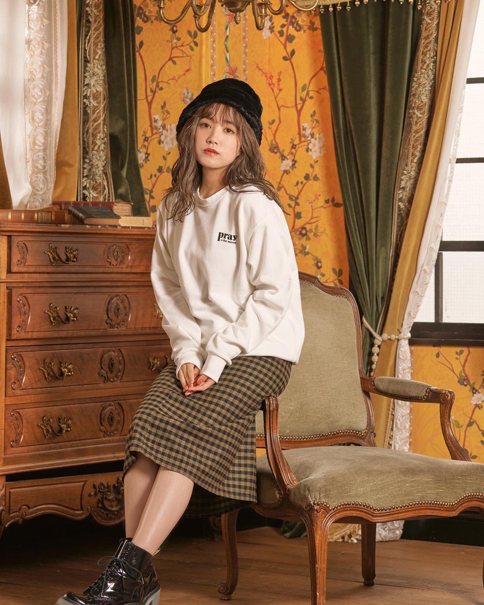 Dleepytown's tweet photo. 本日10月30日(土)19:00~から
加藤玲奈コラボアイテムの
再販が開始いたします🌛

1週間の数量限定販売になりますので、
ぜひチェックしてみてください✨
セレクトアイテムは通常通り販売しております‼︎

再販を記念してコラボ限定のオリジナル壁紙をプレゼントしております🎁
詳しくはInstagramへ✨ https://t.co/fMsTJEufLi
