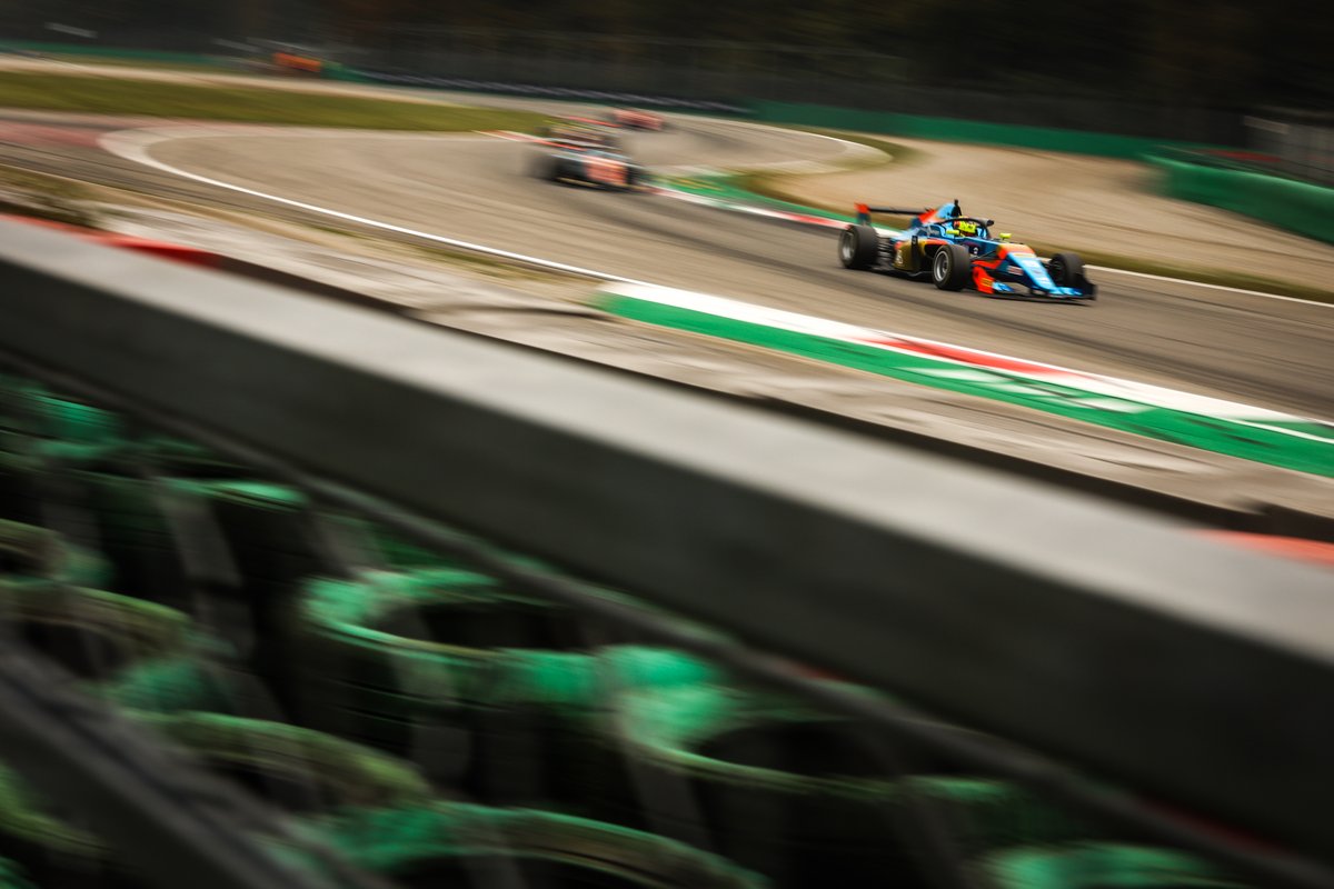 MrRed77_'s tweet photo. Andrea Rosso ha brillato nella Q1 della @FRegionalAlpine, terminando al sesto posto dopo avere occupato costantemente la top 10. Andrea può guardare con grande ottimismo alla gara 1 in programma alle ore 14.20. 

📷 @DutchPhotoAg 

#MrRed77 #TrustedManagement https://t.co/JPKTWPQmZT