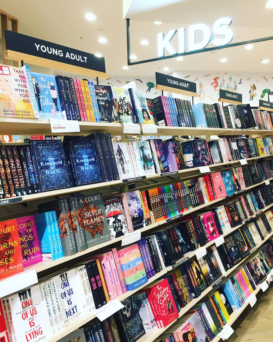 First time back at @Dymocks234Melb and look who I bumped into! 😍📚💕