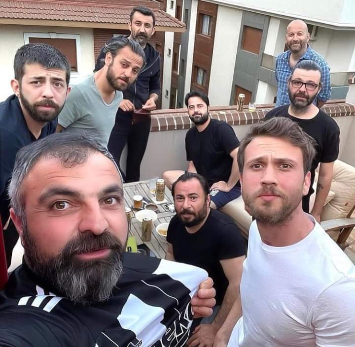 Biz Beşiktaş'ı tutmuyoruz,
Beşiktaş ile hayata tutunuyoruz..
#Günaydın #Besiktasinmacivar
