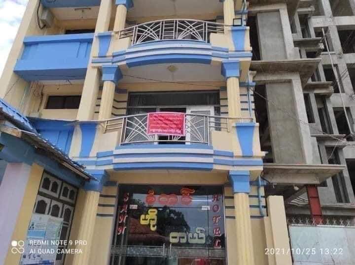 miN13700's tweet photo. The military council has reportedly forcibly confiscated public houses in Industrial Zone in #Monywa township and hotels &amp; some shops in #Shwebo township on the pretext of connecting with PDFs.

#WarCrimesOfJunta
#Oct30Coup
#WhatsHappeningInMyanmar https://t.co/RnCD6rNCB3