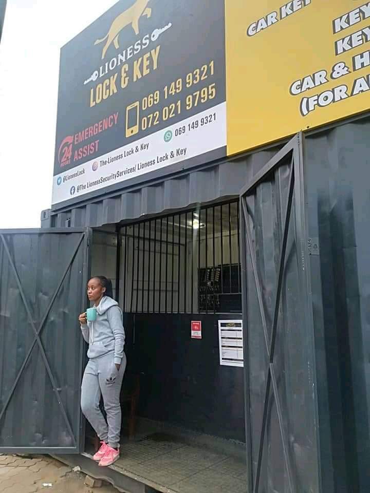 KasiEconomy's tweet photo. This is @MphoPhuku a female locksmith from Soweto and she is the owner and founder of The Lioness Lock &amp; Key.

She specialize in :

- Car &amp; home key duplicate
- Car key replacement 
- Hip keys
- Proximity keys
- Casing
- Key repairs &amp; coding
- Car &amp; home opening &amp; more. #djsbu https://t.co/XTqf49fnEJ