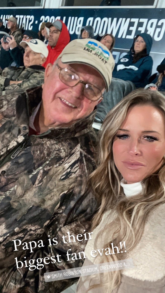 aundrea_hanna's tweet photo. Loved watching the Freshman Bulldogs handle their business against Van Buren Thursday night with my sweet pops!! #webleedblue #62ismine  #noseguard #specialteams https://t.co/rj87EzMJO3