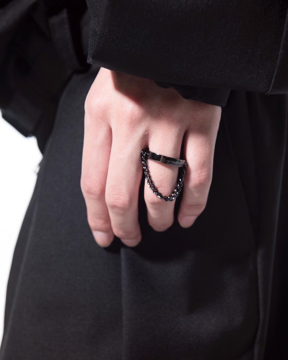 syte_etys's tweet photo. 【New arrival】★Ear Cuff Chain Ring
ロゴ入りリングに指をチェーンに指を通しリング部分を表に、耳に引っ掛けてイヤーカフにしたりと3WAYでの使用が可能
#theshopyohjiyamamoto
#yohjiyamamoto
#yohjiyamamotopourhomme
#ys #syte #earcuff #chainring #chainearcuff #ring #イヤーカフイヤリング https://t.co/PVK1ROUVoo