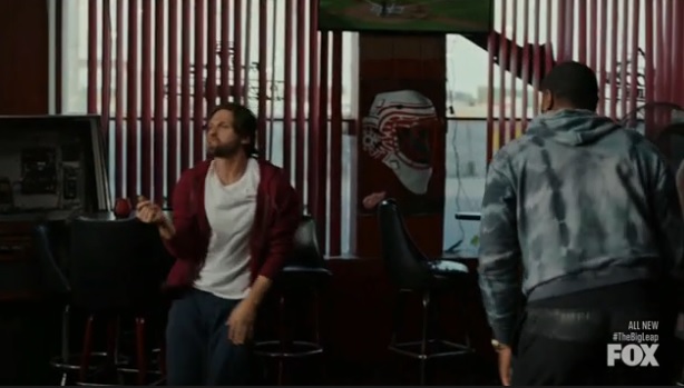 Resenhando's tweet photo. #ResenhandoIndica a série #TheBigLeap 

Nos dias atuais, Simon e Justin (#RaymondChamJr) ensaiam, diante e fora das câmeras e então o que já se imaginava ver, acontece: um beijo entre os dois até que aparece... a mãe mandona de Simon. 
https://t.co/KRqcb9VRYe https://t.co/q8PsWpWmNA