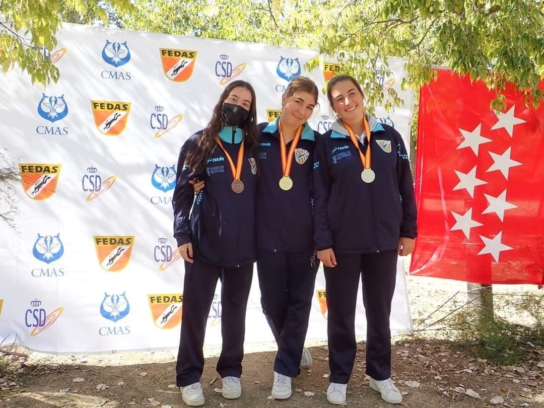 Paqui_Berenguel's tweet photo. ¡¡Campeonas!!
🥇 Angélica Turuelo
🥈 Rosa Elena Blanco
🥉 Rosa Ausina
Junior:
🥇 Noa Ibáñez
🥈 Paulina Pina
🥉 Sofía Carbonell
#CampeonatoDeEspaña #OrientaciónSubacuática #ArgandaDelRey #Madrid #ActividadesSubacuáticas #FMDAS #FEDAS #CMAS #MujerYDeporte #DeporteFemenino https://t.co/4Fe4PsLuTR
