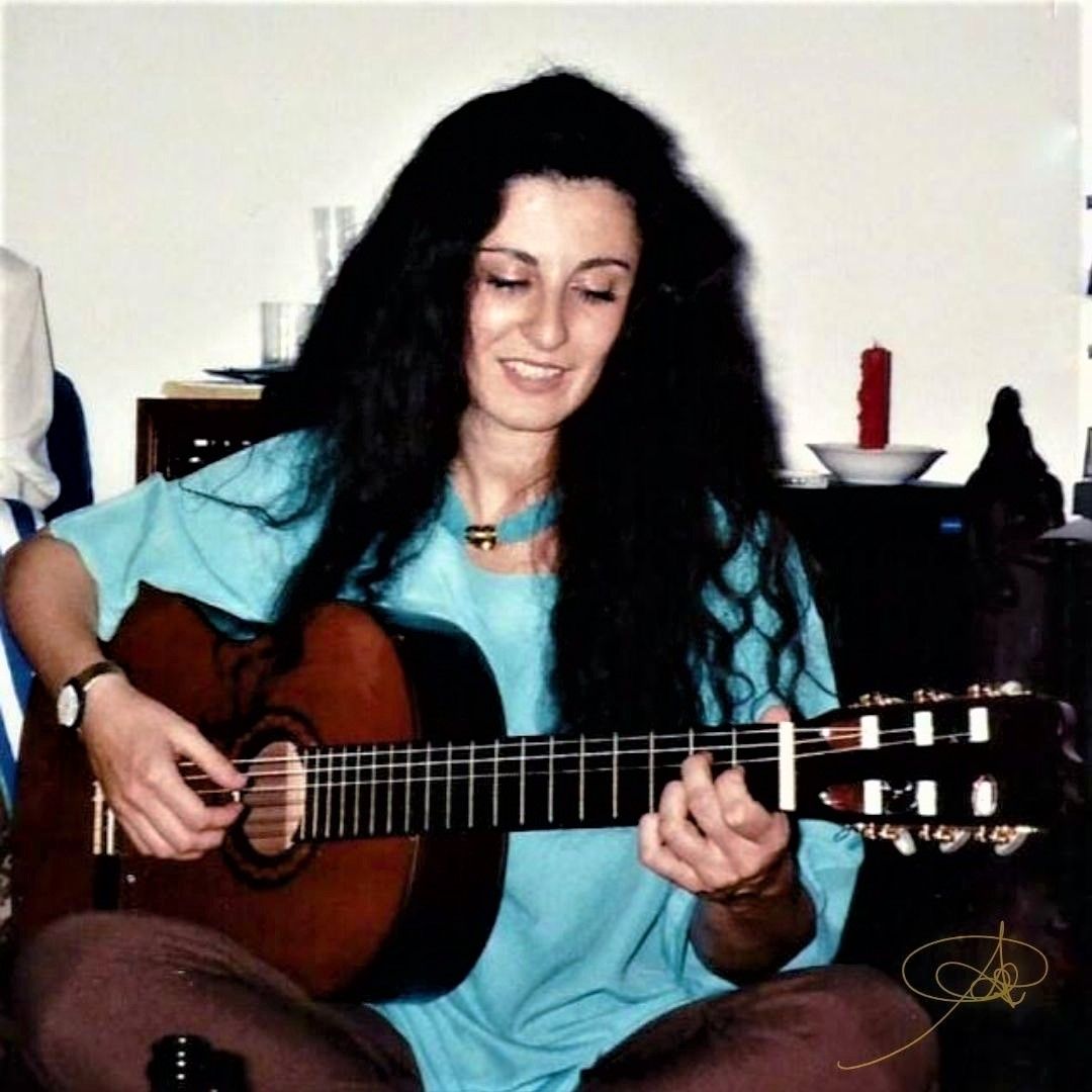 100donneinrosso's tweet photo. But, undoubtedly, the instrument I feel most mine ... is the guitar 
Ma, indubbiamente, lo strumento che sento più mio... è la chitarra 

#guitar #myinstrument #mymusic #musicmakesmehappy https://t.co/CR7rj7GxL2