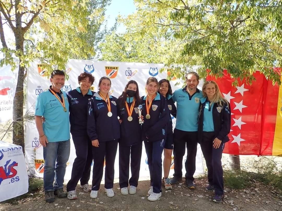 Paqui_Berenguel's tweet photo. ¡¡Campeonas!!
🥇 Angélica Turuelo
🥈 Rosa Elena Blanco
🥉 Rosa Ausina
Junior:
🥇 Noa Ibáñez
🥈 Paulina Pina
🥉 Sofía Carbonell
#CampeonatoDeEspaña #OrientaciónSubacuática #ArgandaDelRey #Madrid #ActividadesSubacuáticas #FMDAS #FEDAS #CMAS #MujerYDeporte #DeporteFemenino https://t.co/4Fe4PsLuTR