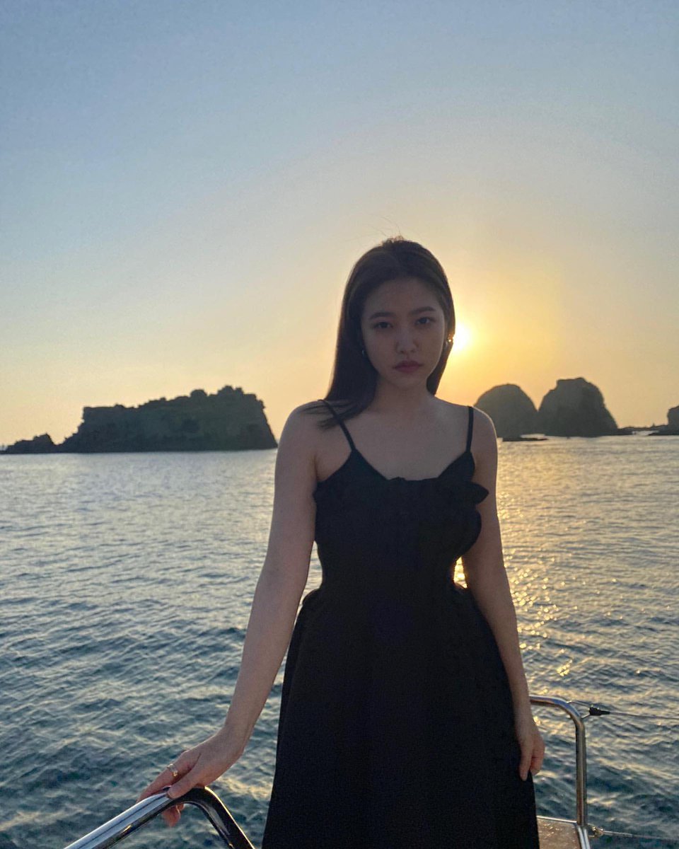 moonlightreve's tweet photo. a date with kim yerim at the beach https://t.co/IM2Z8qKWmX
