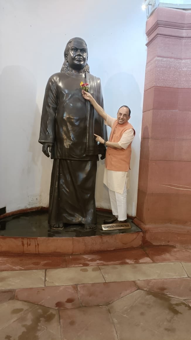 Swamy39's tweet photo. What a great warrior for India’s Independence. He suffered a false murder charge on the insistence of Nehru because Thevar had backed Netaji Bose. While being kept in Jail without bail his health suffered. None of the Tamil MPs had dared to put his statue in Parliament. I did. https://t.co/bKNG8nqYRT