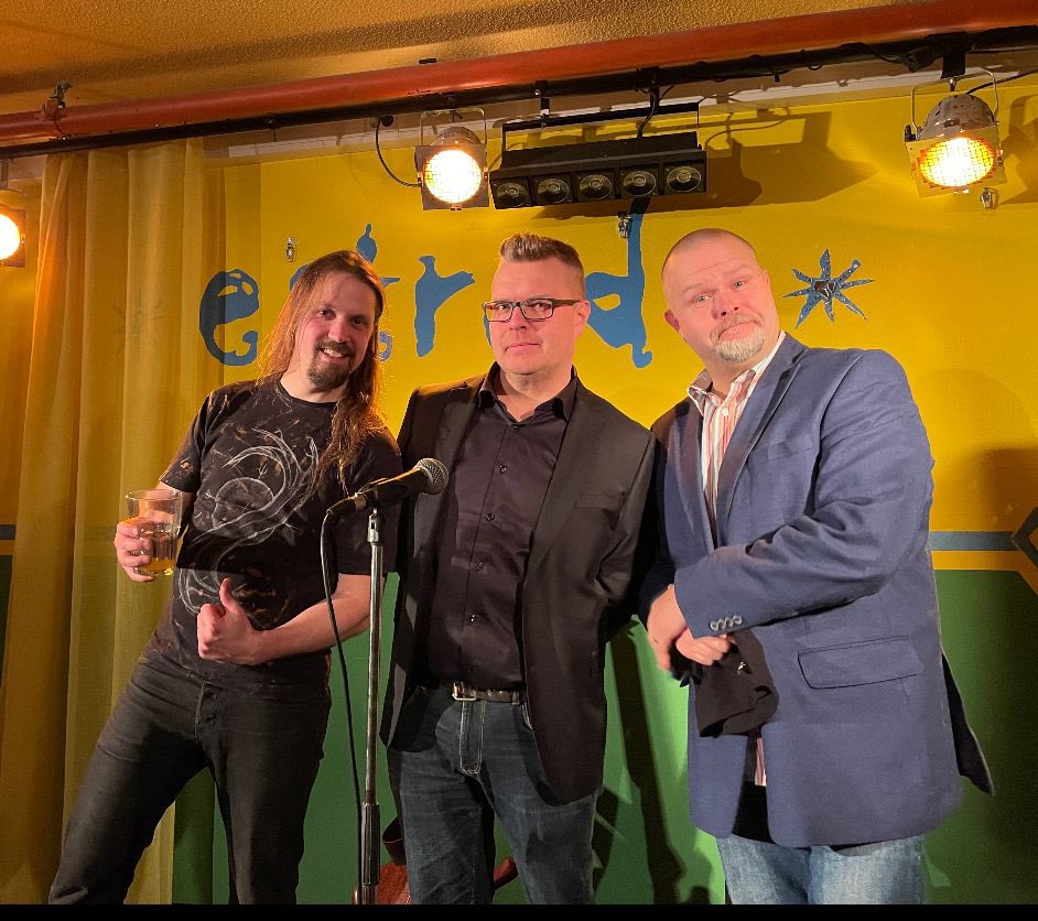 Niin se aika rientää. 17 vuotta meni ennenkuin sai aikaiseksi tehdä stand uppia uudelleen. Kiitos <a href="/VilleSaarenketo/">Ville Saarenketo</a> ja <a href="/PasiHaapakoski/">Pasi Haapakoski</a> #comico. Tosi erikoista että näin monta vuotta meni ennenkuin sain aikaiseksi tarttua tähän minulle ominaiseen ja hyvin sopivaan lajiin #standup