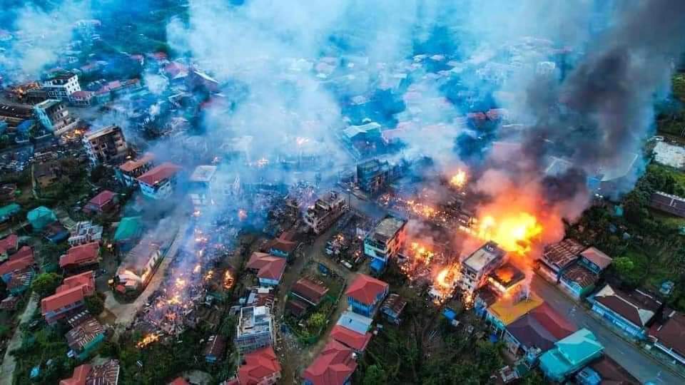 SONEKim0805's tweet photo. #Thantlang #Chin
SAC forces set FIRE to houses, markets, churches and banks at 10:00 am. More than 160 households were burnt and the whole town is continually on fire as there were no one who could extinguish. #WhatsHappeningInMyanmar
#Oct30Coup https://t.co/Dl5UUDtqWy