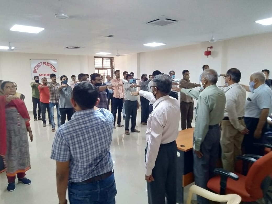 ddomorbi1's tweet photo. મોરબી જીલ્લા પંચાયત ખાતે" રાષ્ટ્રીય એકતા દિવસ શપથ" કાર્યક્રમમાં હાજરી આપી.@CMOGuj @CollectorMorbi @brijeshmeja1 https://t.co/cLuyT4WwnD
