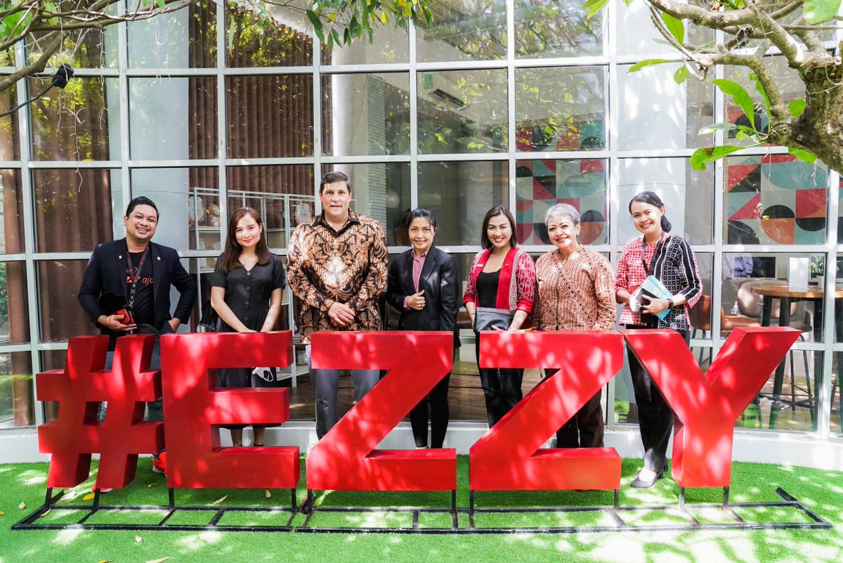 ayudiah2279's tweet photo. CEO TeachCast with Oxford, Mr. Ken Robert Holiday untuk kesekian kalinya kembali mengunjungi Elizabeth International. Suasana hangat menyelimuti pertemuan dengan para Board of Directors Elizabeth International. Kolaborasi dan sinergi yang luar biasa untuk berperan hebat ! https://t.co/vkQVud2gpP