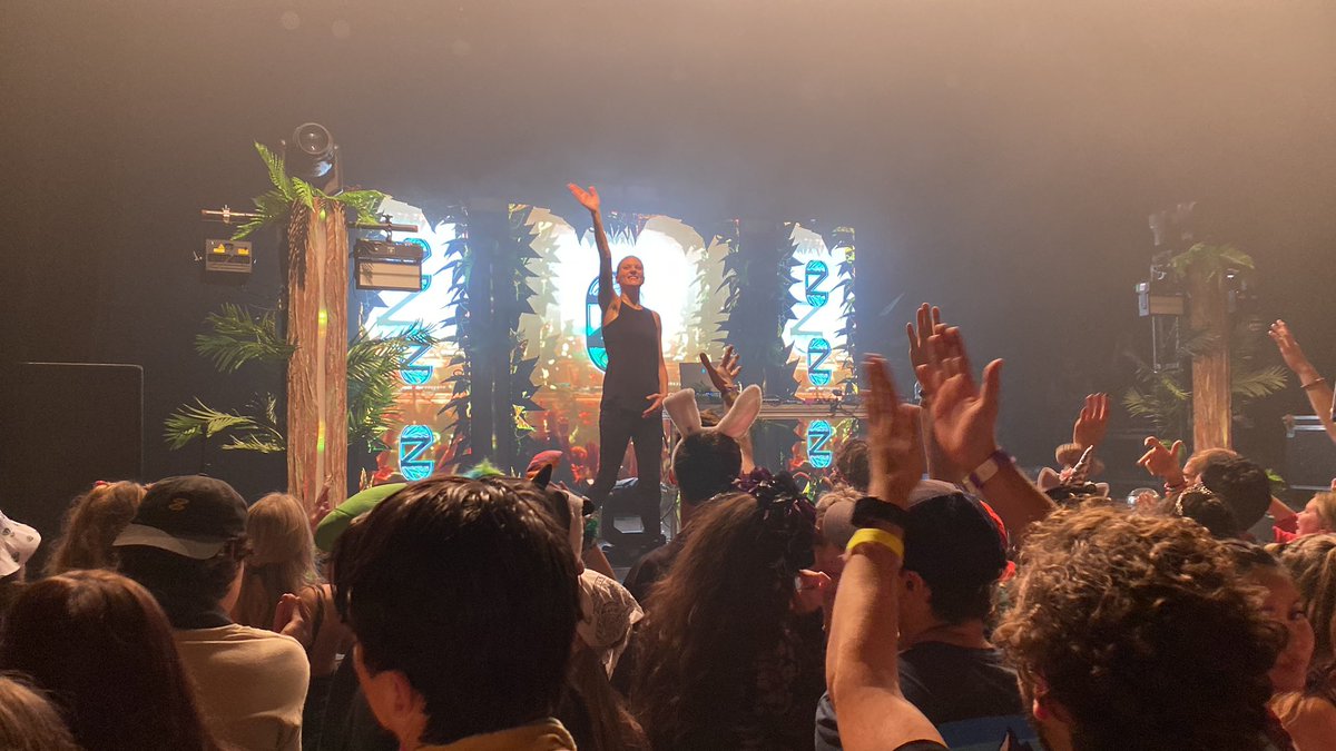 allysoucek's tweet photo. WELL HELLLLOOOOOOO CHLOE🤩🤩 GIRL you showed me what girl power really is and tonight you gave me so much power! Your music is incredible, NEVER stop being who you are gf you’re so incredible! So happy I captured this beautiful moment of yours 🥰 @CloZeeOfficial https://t.co/GbkoHh2fPO
