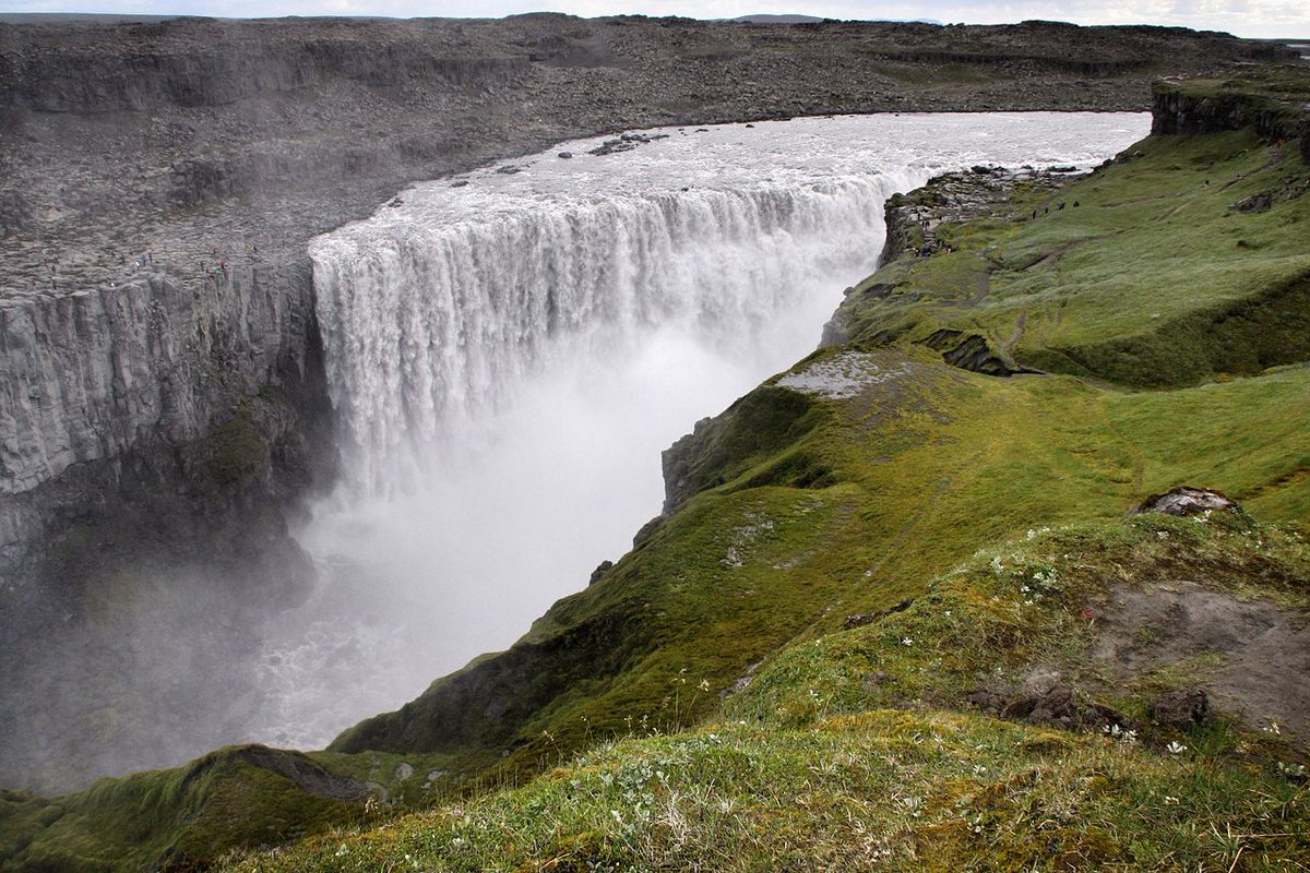 Большой водопад в европе. Деттифосс Исландия. Водопад Деттифосс. Исландский водопад Деттифосс. Водопад Деттифосс (Dettifoss),.