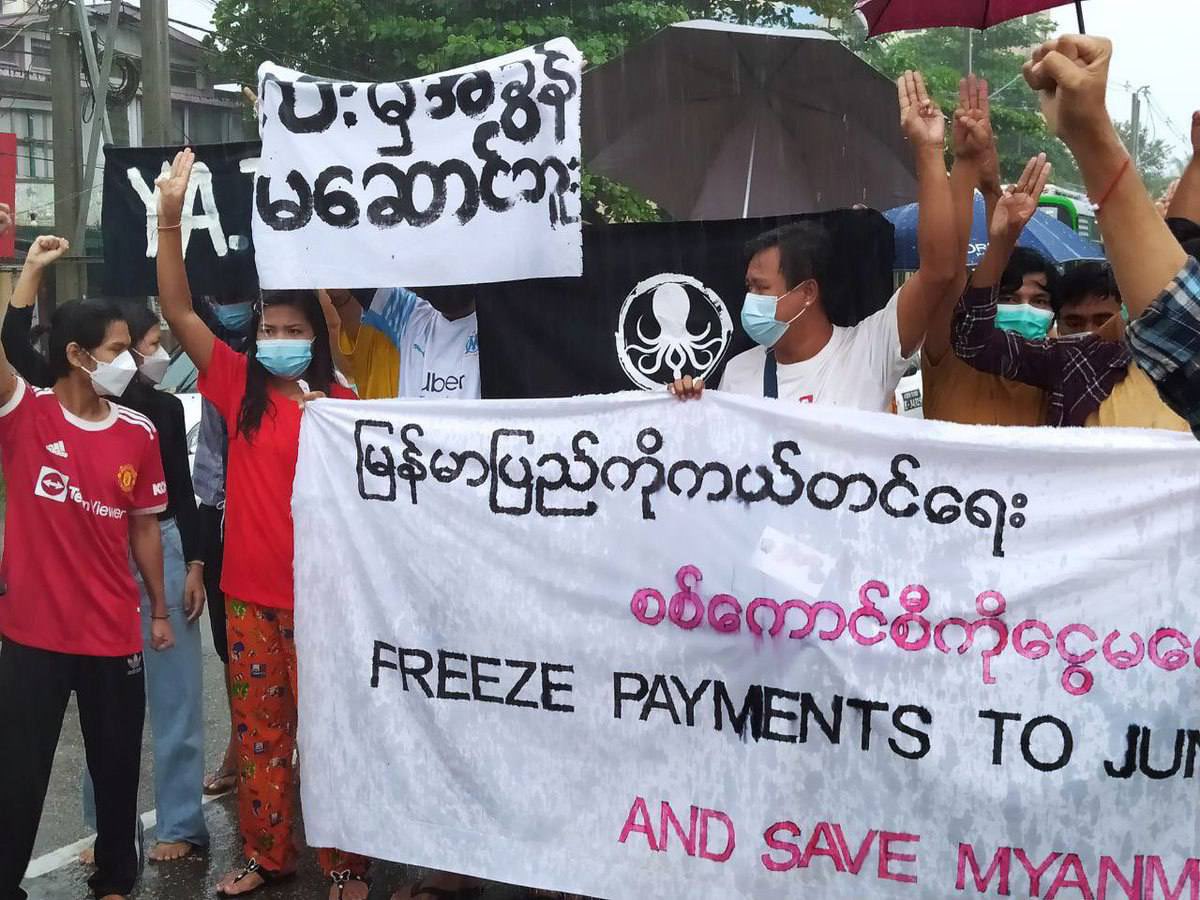 #Yangon,students union, Octopus, LGBTAlliance, twonship strike committees &amp; LabourAlliance joined together to show their strong opposition against Genocidal Dictatorship &amp; to freeze payments to Junta. #WarCrimesOfJunta #Oct30Coup #WhatsHappeningInMyanmar