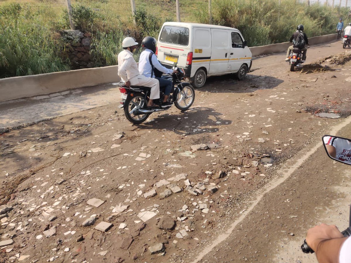 deepu007bond's tweet photo. @official_dda This road comes under DDA. ‘01123370428’ I dialed on this number many times to register my complaint but nobody received. Just look at these severe condition of Delhi Roads. Please repair them ASAP. Road name - Dr Hedgewar Road &amp; Nala Road. Loc: Gazipur Police St. https://t.co/vst2jq1HvQ