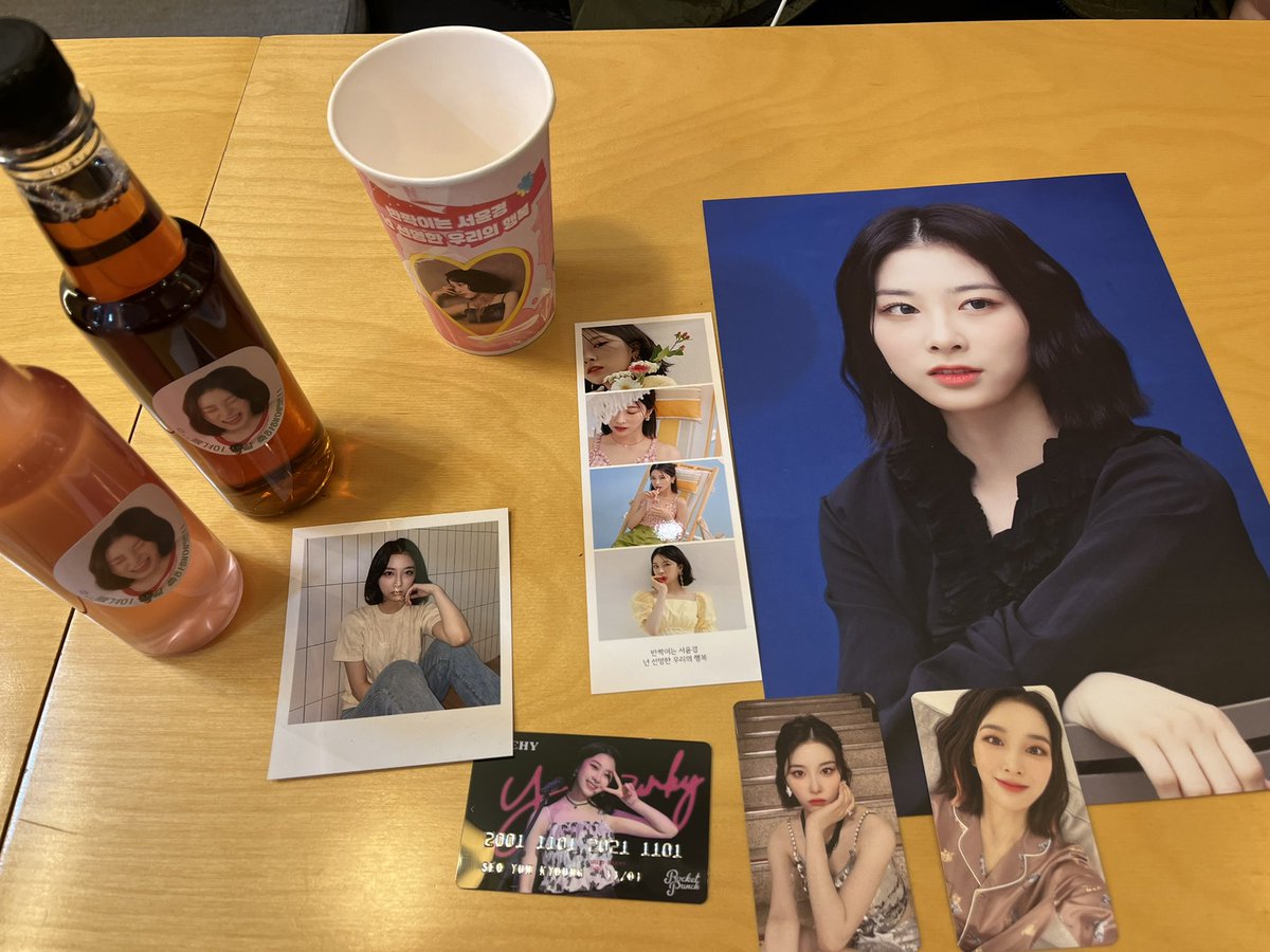 2001_SYn's tweet photo. 윤경 생일 카페~🥳
너무 예쁘게 잘 꾸며주셔서 정성이 느껴지네용 ㅠ
세트특전도 너무 맘에 들어서 잘 놀다가 갑니당!

@Autumnbreeze_yk

#설레는_가을_윤경이가_불어와

#Rocketpunch #로켓펀치 #Yunkyoung #윤경
@RocketPunch https://t.co/a6WiIfNgdW