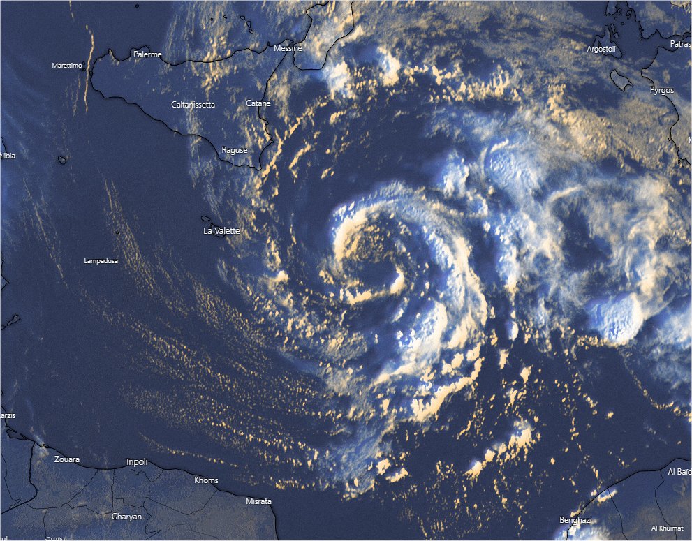 Lever de soleil sur le #medicane #Apollo ce matin, qui commence à migrer vers le sud, en direction des côtes de la #Libye. Image sat Windy 