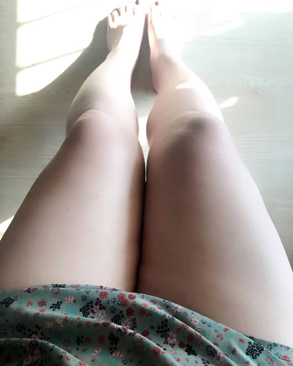 red19v21's tweet photo. 누가 가을의 계절이라고 했나요... 여자도 가을��다구요....외로움..ㅋㅋㅋ 하늘은 높고...나는 살찐다.... 허벅지 어쩔.... https://t.co/xJg1T4Y5Iz