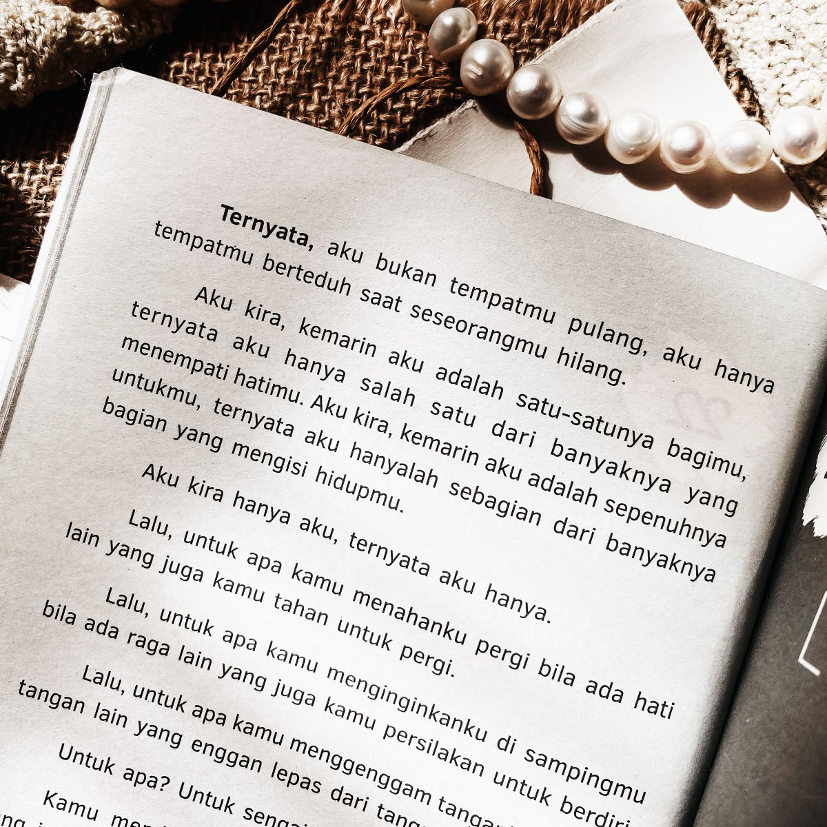 MustaqimJiwa's tweet photo. Ternyata, aku bukan tempatmu pulang,
aku hanya tempatmu berteduh saat seseorangmu hilang. https://t.co/97t6mEaeLT