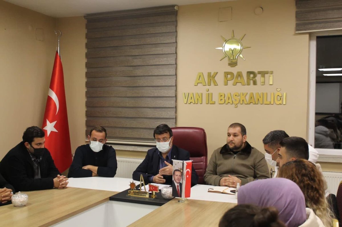 İl Gençlik Kolları Yönetim Toplantısına katılan İl Başkanımız Gençliklerle İstişare ederek Cumhurbaşkanımızın kaleme aldığı "Daha Adil Bir Dünya Mümkün" kitabını hediye etti. <a href="/Ziverozdemir/">Ziver ÖZDEMİR</a> <a href="/erkankandemir/">Erkan Kandemir</a> <a href="/K_Turkmenoglu_V/">KAYHAN TÜRKMENOĞLU</a>