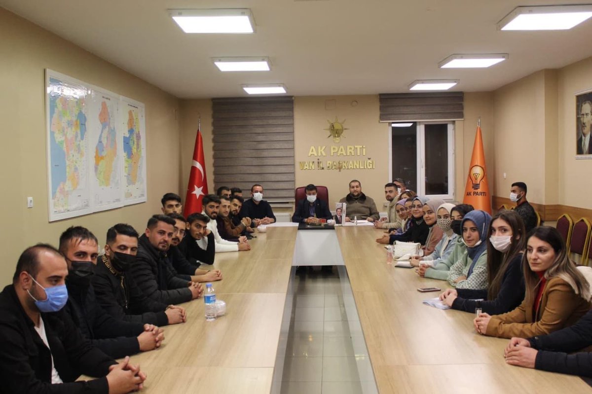AK_PartiVan's tweet photo. İl Gençlik Kolları Yönetim Toplantısına katılan İl Başkanımız Gençliklerle İstişare ederek Cumhurbaşkanımızın kaleme aldığı "Daha Adil Bir Dünya Mümkün" kitabını hediye etti. @Ziverozdemir @erkankandemir @K_Turkmenoglu_V https://t.co/6nT04tEYwh